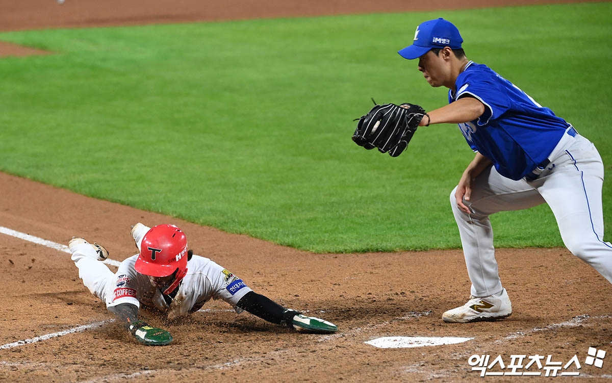 28일 오후 광주기아챔피언스필드에서 열린 '2024 신한 SOL Bank KBO 한국시리즈' 삼성 라이온즈와 KIA 타이거즈의 5차전 경기, 5회말 2사 만루 KIA 김도영의 밀어내기 볼넷 때 삼성 투수 김윤수의 폭투를 틈타 2루주자 박찬호가 홈으로 쇄도하며 득점을 올리고 있다. 광주, 박지영 기자