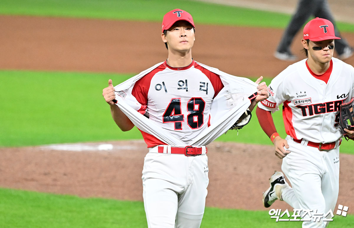 28일 오후 광주기아챔피언스필드에서 열린 '2024 신한 SOL Bank KBO 한국시리즈' 삼성 라이온즈와 KIA 타이거즈의 5차전 경기, 6회초 수비를 마친 KIA 곽도규가 이의리의 이름이 적힌 유니폼을 보여주고 있다. 광주, 김한준 기자