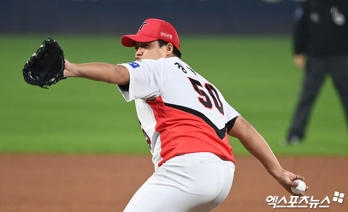 28일 오후 광주기아챔피언스필드에서 열린 '2024 신한 SOL Bank KBO 한국시리즈' 삼성 라이온즈와 KIA 타이거즈의 5차전 경기, 7회초 KIA 장현식이 역투하고 있다. 광주, 박지영 기자