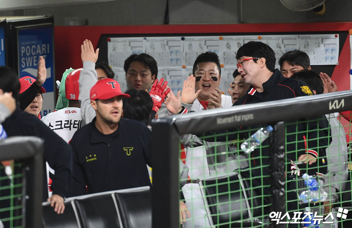 28일 오후 광주기아챔피언스필드에서 열린 '2024 신한 SOL Bank KBO 한국시리즈' 삼성 라이온즈와 KIA 타이거즈의 5차전 경기, 6회말 1사 1,3루 KIA 김태군의 1타점 적시타 때 3루주자 소크라테스가 역전 득점을 올린 뒤 더그아웃에서 동료들과 하이파이브를 나누고 있다. 광주, 박지영 기자