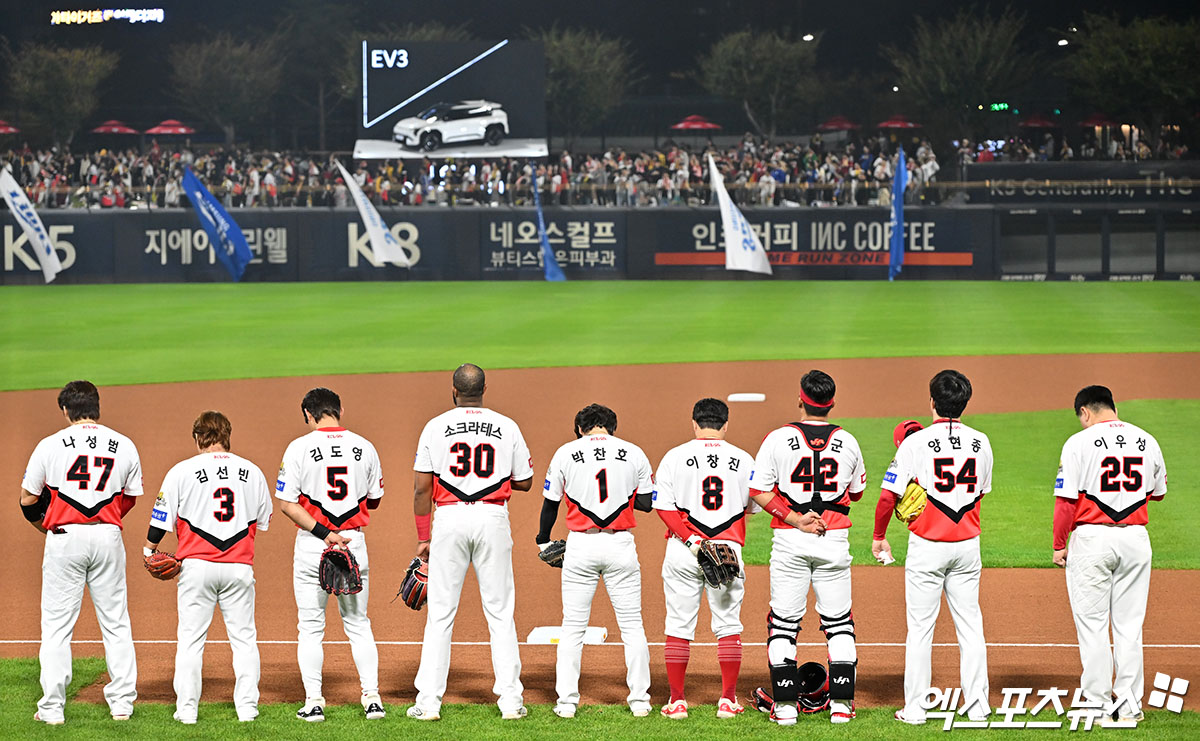 28일 오후 광주기아챔피언스필드에서 열린 '2024 신한 SOL Bank KBO 한국시리즈' 삼성 라이온즈와 KIA 타이거즈의 5차전 경기, 경기 전 KIA 선수단이 국민의례를 하고 있다. 광주, 김한준 기자