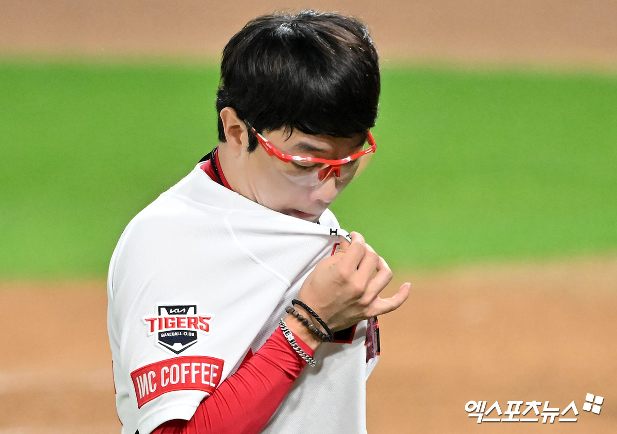 28일 오후 광주기아챔피언스필드에서 열린 '2024 신한 SOL Bank KBO 한국시리즈' 삼성 라이온즈와 KIA 타이거즈의 5차전 경기, 3회초 2사 KIA 선발투수 양현종이 마운드를 내려가고 있다. 광주, 김한준 박지영 기자