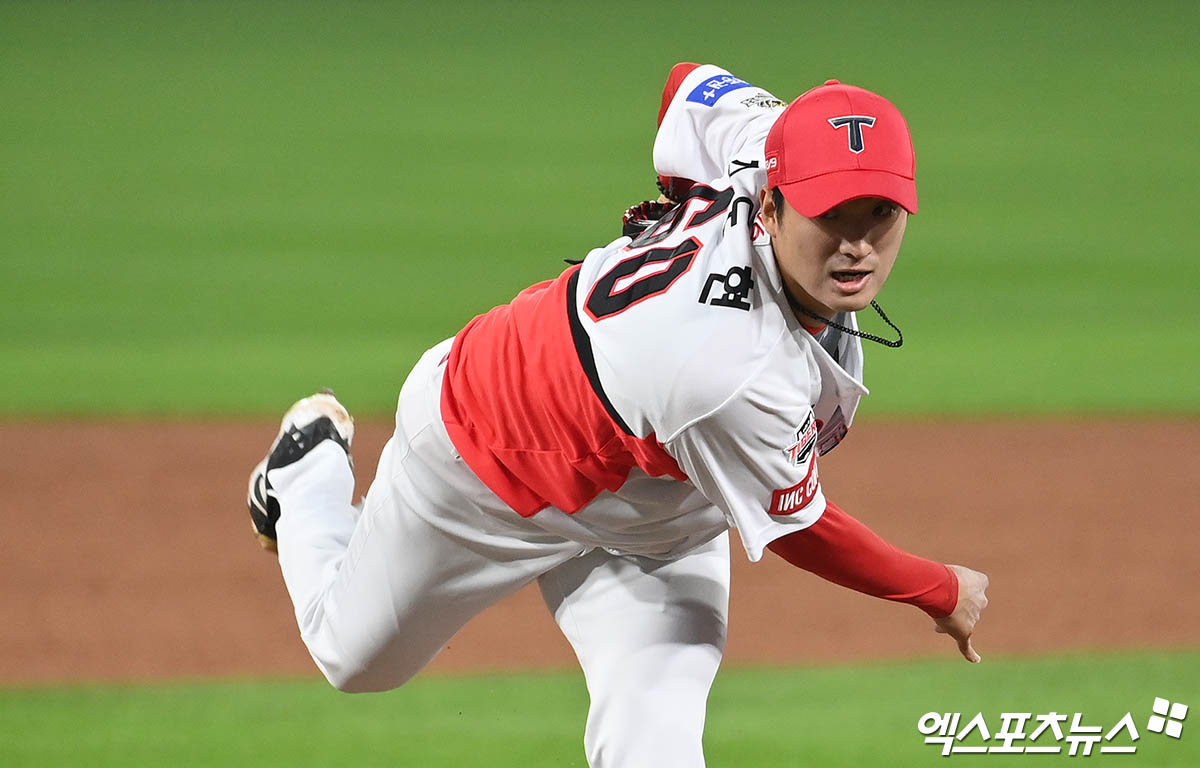 28일 오후 광주기아챔피언스필드에서 열린 '2024 신한 SOL Bank KBO 한국시리즈' 삼성 라이온즈와 KIA 타이거즈의 5차전 경기, 3회초 2사 KIA 김도현이 역투하고 있다. 광주, 김한준 박지영 기자