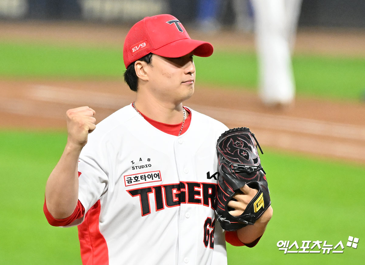 28일 오후 광주기아챔피언스필드에서 열린 '2024 신한 SOL Bank KBO 한국시리즈' 삼성 라이온즈와 KIA 타이거즈의 5차전 경기, 8회초 수비를 마친 KIA 정해영이 주먹을 불끈 쥐고 있다. 광주, 김한준 박지영 기자