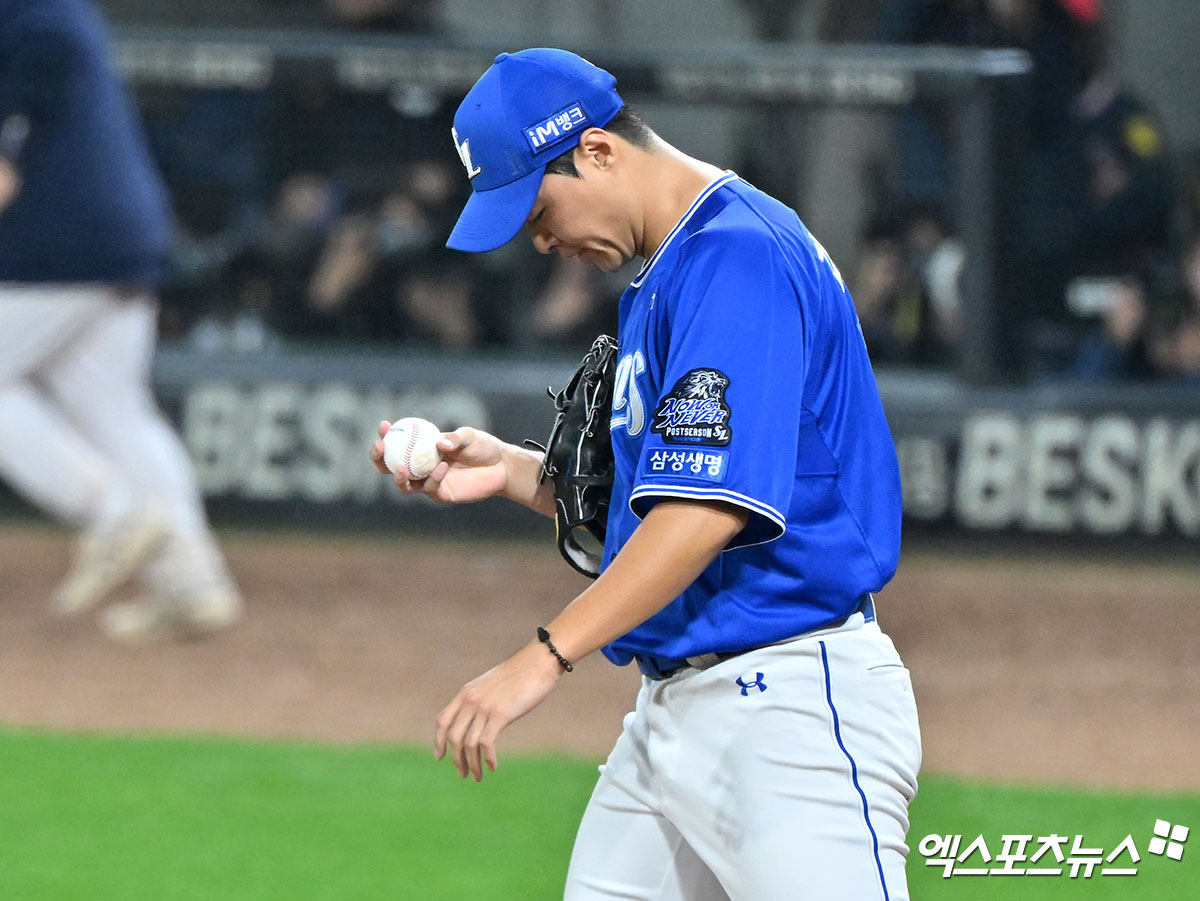 삼성 투수 김윤수는 28일 광주 기아챔피언스필드에서 열린 '2024 신한 SOL Bank KBO 포스트시즌' KIA와 한국시리즈(7전4승제) 5차전에서 구원 등판했다. 5회말 2사 만루 김도영을 상대로 폭투를 내줬고, 2실점 하며 동점을 허용했다. 광주, 김한준 박지영 기자