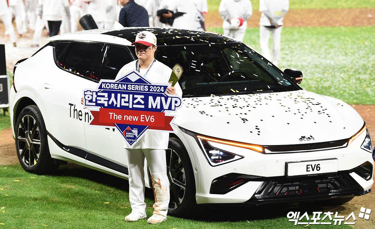 28일 오후 광주기아챔피언스필드에서 열린 '2024 신한 SOL Bank KBO 한국시리즈' 삼성 라이온즈와 KIA 타이거즈의 5차전 경기, KIA가 7:5의 스코어로 승리하며 7년 만에 통합 우승을 이뤄냈다.  경기 종료 후 KIA 김선빈이 한국시리즈 MVP 수상 기념 촬영을 하고 있다. 광주, 박지영 기자