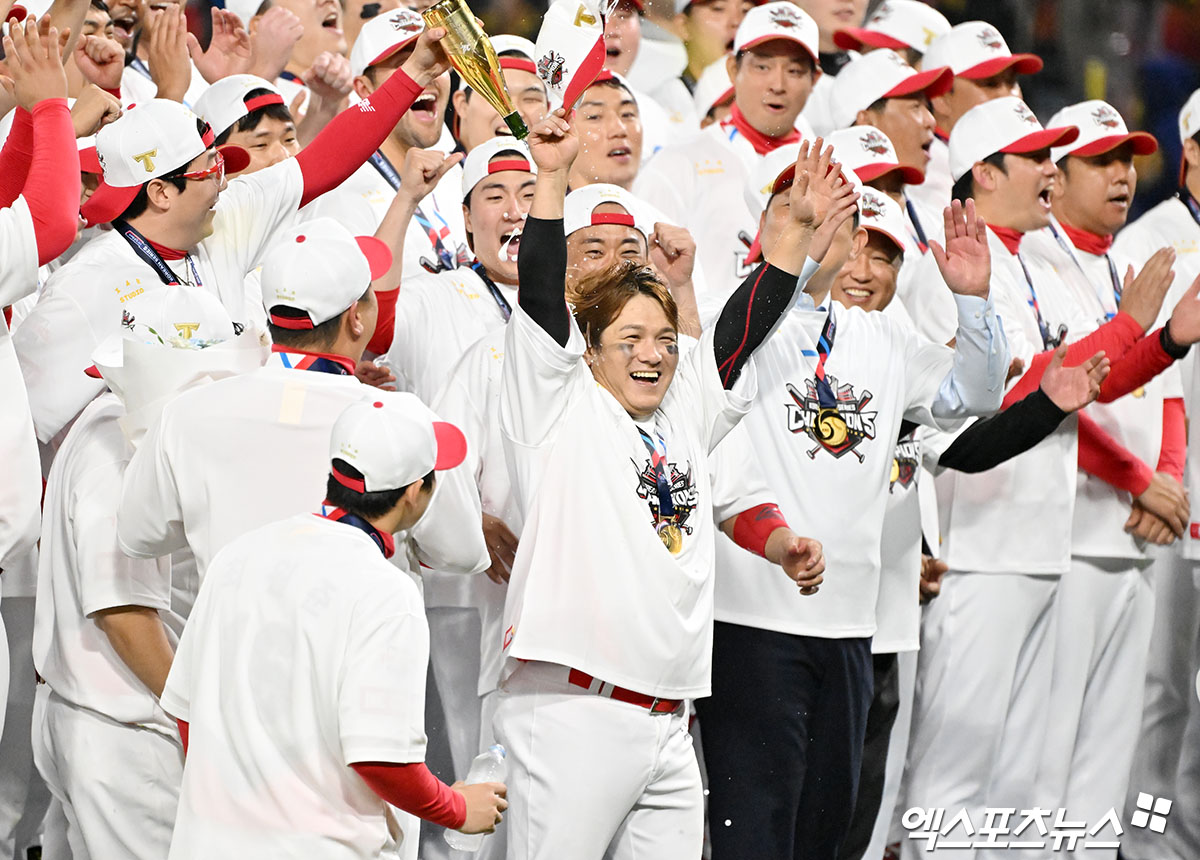 28일 오후 광주기아챔피언스필드에서 열린 '2024 신한 SOL Bank KBO 한국시리즈' 삼성 라이온즈와 KIA 타이거즈의 5차전 경기, KIA가 삼성에 7:5로 승리하며 7년 만에 통합 우승을 차지했다.  한국시리즈 MVP를 차지한 KIA 김선빈이 기뻐하고 있다. 광주, 김한준 기자