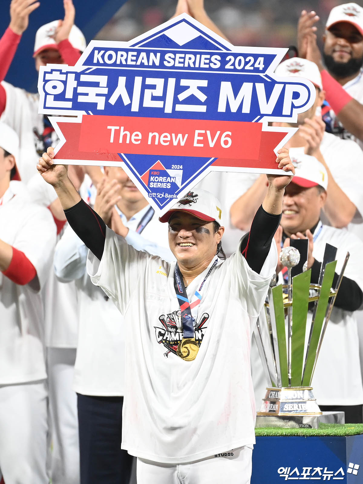 28일 오후 광주기아챔피언스필드에서 열린 '2024 신한 SOL Bank KBO 한국시리즈' 삼성 라이온즈와 KIA 타이거즈의 5차전 경기, KIA가 7:5의 스코어로 승리하며 7년 만에 통합 우승을 이뤄냈다.  경기 종료 후 KIA 김선빈이 한국시리즈 MVP 수상 기념 촬영을 하고 있다. 광주, 박지영 기자