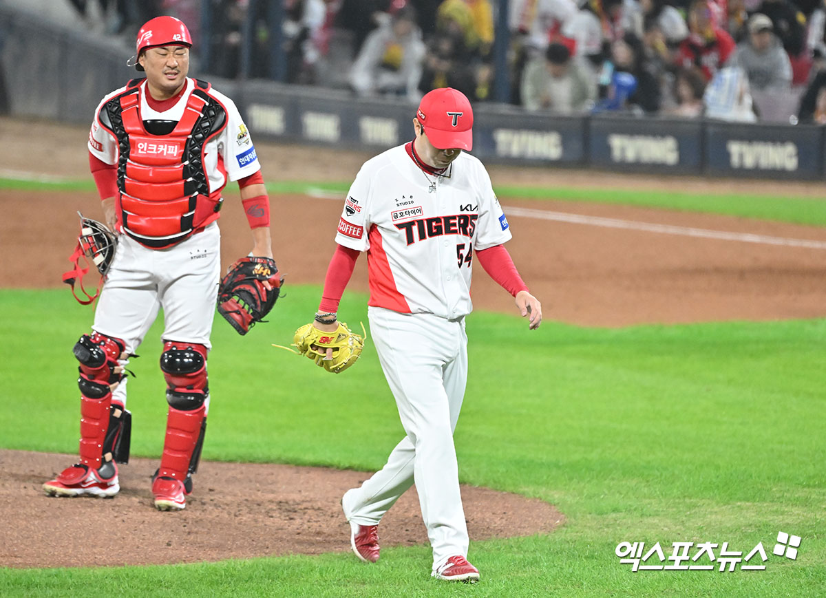 KIA 투수 양현종은 28일 광주 기아챔피언스필드에서 열린 '2024 신한 SOL Bank KBO 포스트시즌' 삼성과 한국시리즈(7전4승제) 5차전에서 선발 등판했다. 3피홈런을 내주며 2⅔이닝 5실점 하며 마운드를 내려갔다. 광주, 김한준 박지영 기자