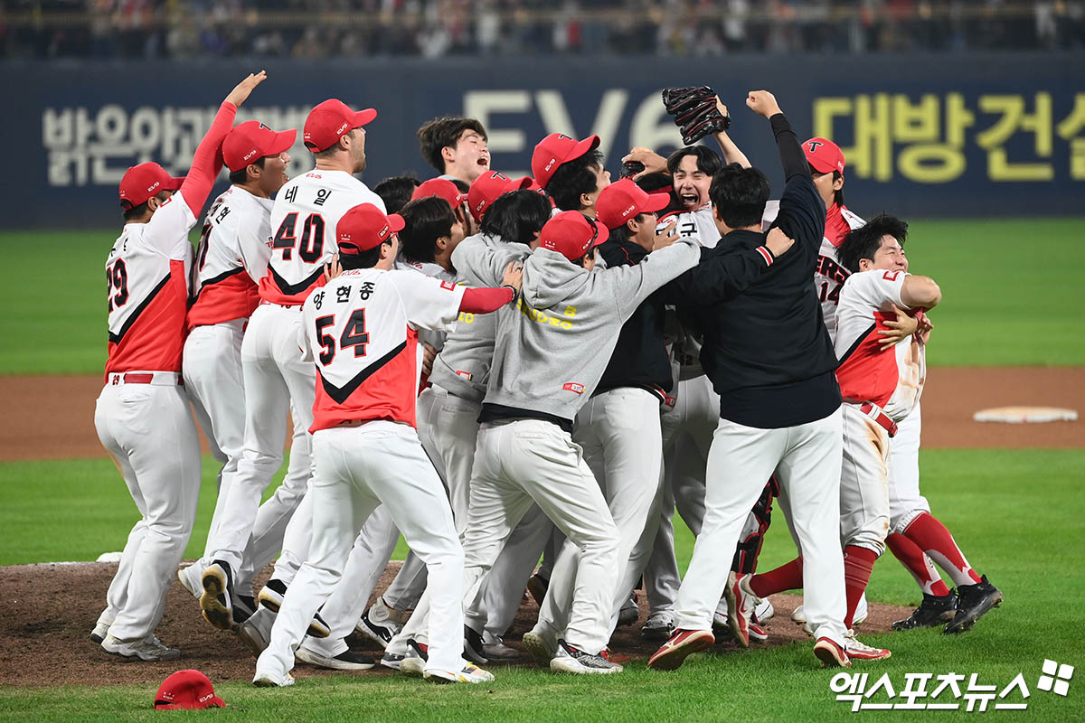 KIA는 28일 광주 기아챔피언스필드에서 열린 '2024 신한 SOL Bank KBO 포스트시즌' 삼성과 한국시리즈(7전4승제) 5차전에서 7-5로 승리했다. 이날 승리로 시리즈 전적 4-1을 기록. 구단 역사상 12번째 우승을 확정했다. 광주, 김한준 박지영 기자