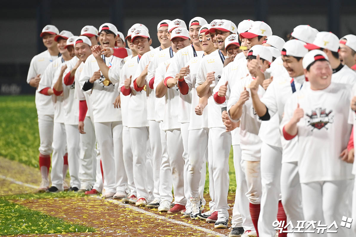 KIA는 28일 광주 기아챔피언스필드에서 열린 '2024 신한 SOL Bank KBO 포스트시즌' 삼성과 한국시리즈(7전4승제) 5차전에서 7-5로 승리했다. 이날 승리로 시리즈 전적 4-1을 기록. 구단 역사상 12번째 우승을 확정했다. 광주, 김한준 박지영 기자