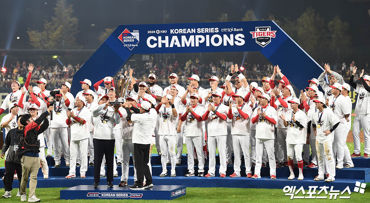 KIA는 28일 광주 기아챔피언스필드에서 열린 '2024 신한 SOL Bank KBO 포스트시즌' 삼성과 한국시리즈(7전4승제) 5차전에서 7-5로 승리했다. 이날 승리로 시리즈 전적 4-1을 기록. 구단 역사상 12번째 우승을 확정했다. 광주, 김한준 박지영 기자