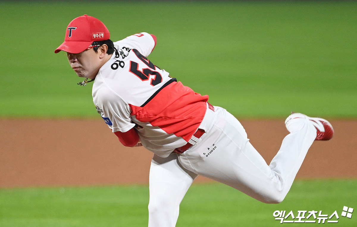 28일 오후 광주기아챔피언스필드에서 열린 '2024 신한 SOL Bank KBO 한국시리즈' 삼성 라이온즈와 KIA 타이거즈의 5차전 경기, 1회초 KIA 선발투수 양현종이 역투하고 있다. 광주, 김한준 박지영 기자