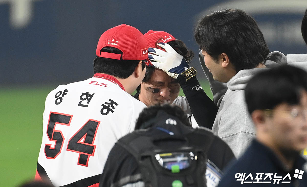 28일 오후 광주기아챔피언스필드에서 열린 '2024 신한 SOL Bank KBO 한국시리즈' 삼성 라이온즈와 KIA 타이거즈의 5차전 경기, KIA가 7:5의 스코어로 승리하며 7년 만에 통합 우승을 이뤄냈다.  경기 종료 후 KIA 박찬호가 눈물을 흘리고 있다. 광주, 김한준 박지영 기자