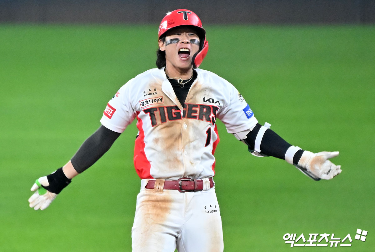 28일 오후 광주기아챔피언스필드에서 열린 '2024 신한 SOL Bank KBO 한국시리즈' 삼성 라이온즈와 KIA 타이거즈의 5차전 경기, 8회말 1사 1루 KIA 박찬호가 1타점 2루타를 날린 후 기뻐하고 있다. 광주, 김한준 기자