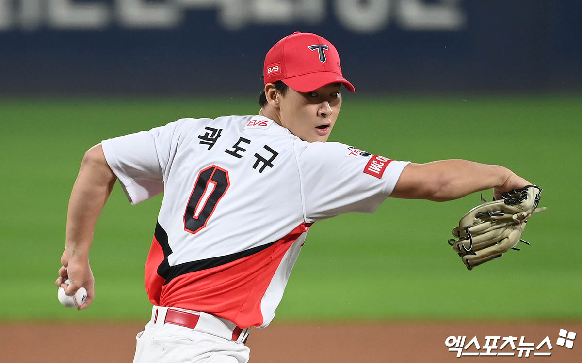 28일 오후 광주기아챔피언스필드에서 열린 '2024 신한 SOL Bank KBO 한국시리즈' 삼성 라이온즈와 KIA 타이거즈의 5차전 경기, 6회초 KIA 곽도규가 역투하고 있다. 광주, 김한준 박지영 기자