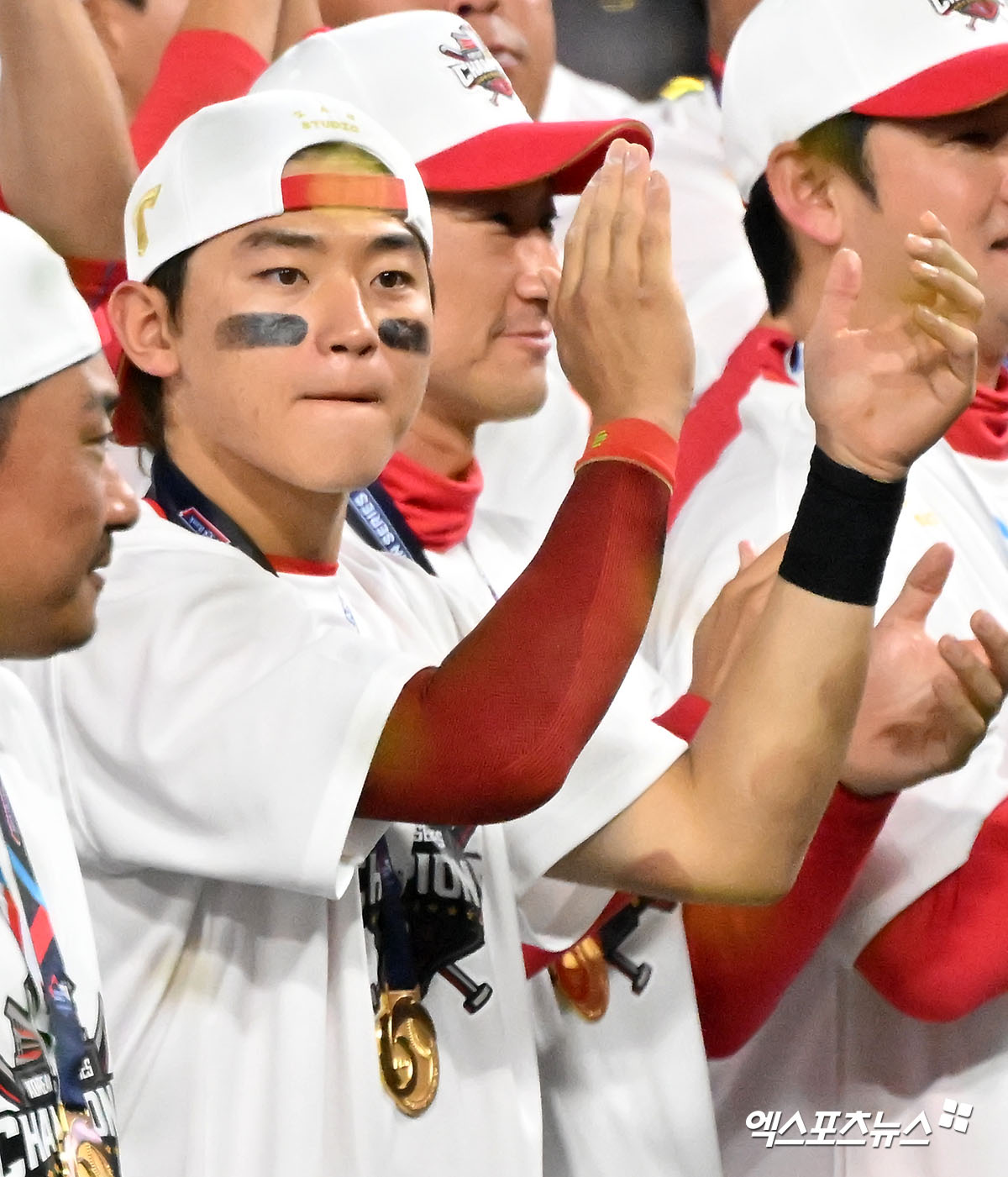 28일 오후 광주기아챔피언스필드에서 열린 '2024 신한 SOL Bank KBO 한국시리즈' 삼성 라이온즈와 KIA 타이거즈의 5차전 경기, KIA가 삼성에 7:5로 승리하며 7년 만에 통합 우승을 차지했다.  통합우승을 차지한 KIA 김도영이 기뻐하고 있다. 광주, 김한준 박지영 기자