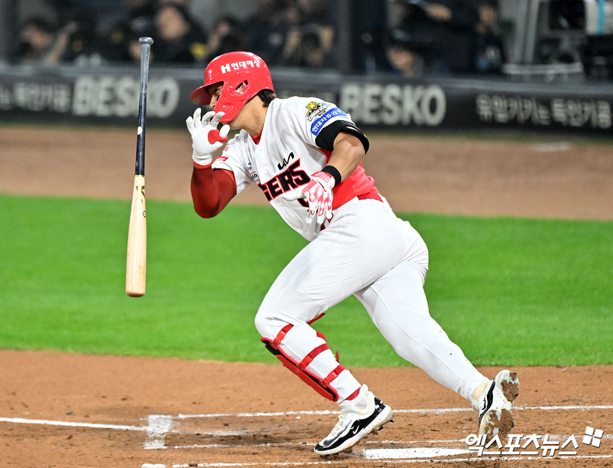 28일 오후 광주기아챔피언스필드에서 열린 '2024 신한 SOL Bank KBO 한국시리즈' 삼성 라이온즈와 KIA 타이거즈의 5차전 경기, 1회말 무사 1,2루 KIA 김도영이 3루수 앞 땅볼로 출루하고 있다. 광주, 김한준 박지영 기자