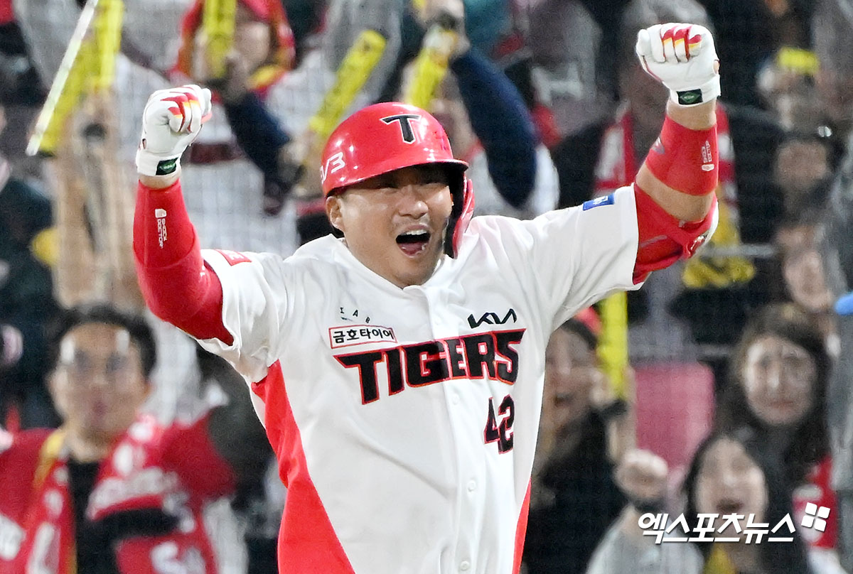 28일 오후 광주기아챔피언스필드에서 열린 '2024 신한 SOL Bank KBO 한국시리즈' 삼성 라이온즈와 KIA 타이거즈의 5차전 경기, 6회말 1사 1,3루 KIA 김태군이 1타점 적시타를 날린 후 기뻐하고 있다. 광주, 김한준 기자