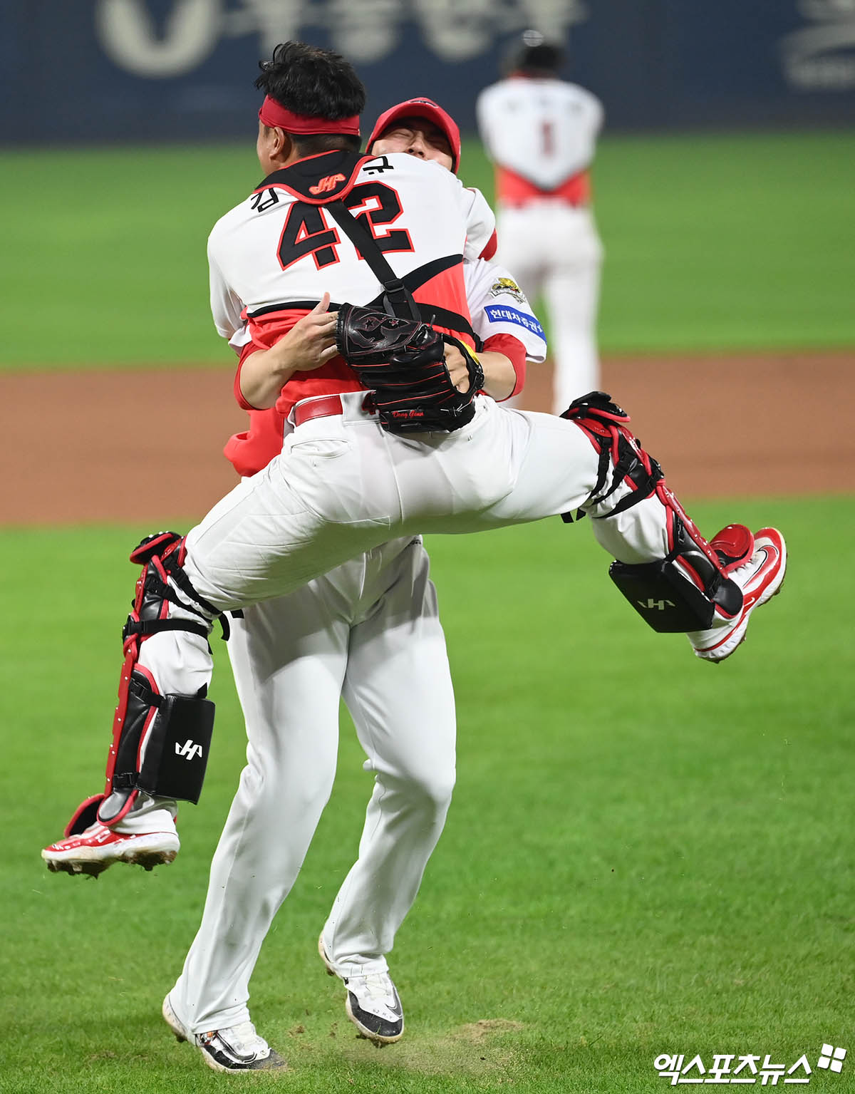 28일 오후 광주기아챔피언스필드에서 열린 '2024 신한 SOL Bank KBO 한국시리즈' 삼성 라이온즈와 KIA 타이거즈의 5차전 경기, KIA가 7:5의 스코어로 승리하며 7년 만에 통합 우승을 이뤄냈다.  경기 종료 후 KIA 정해영 김태군 배터리가 포옹을 나누고 있다. 광주, 박지영 기자