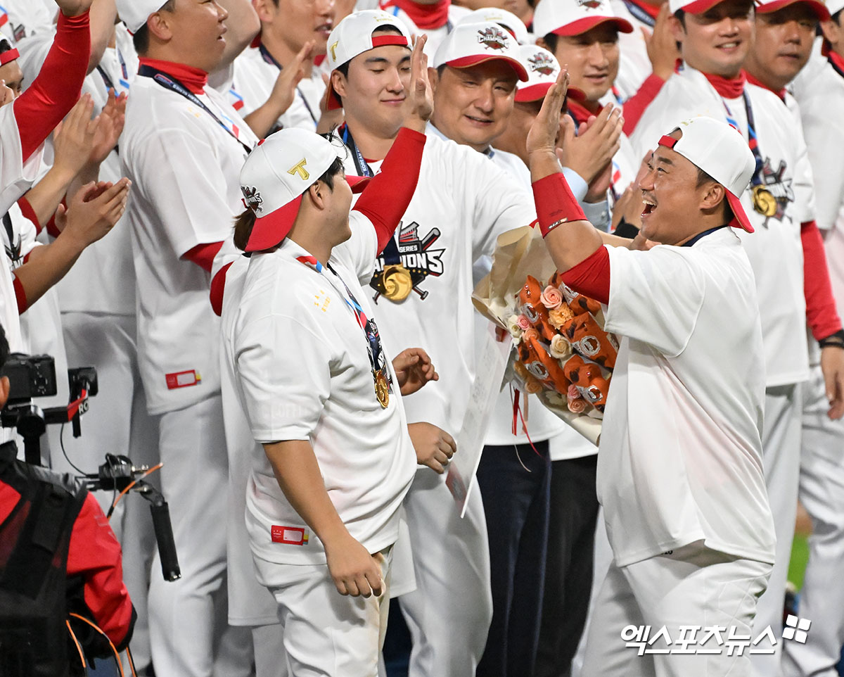 28일 오후 광주기아챔피언스필드에서 열린 '2024 신한 SOL Bank KBO 한국시리즈' 삼성 라이온즈와 KIA 타이거즈의 5차전 경기, KIA가 삼성에 7:5로 승리하며 7년 만에 통합 우승을 차지했다.  통합우승을 차지한 KIA 김태군이 '오늘의 한 빵'을 수상한 후 기뻐하고 있다. 광주, 김한준 기자