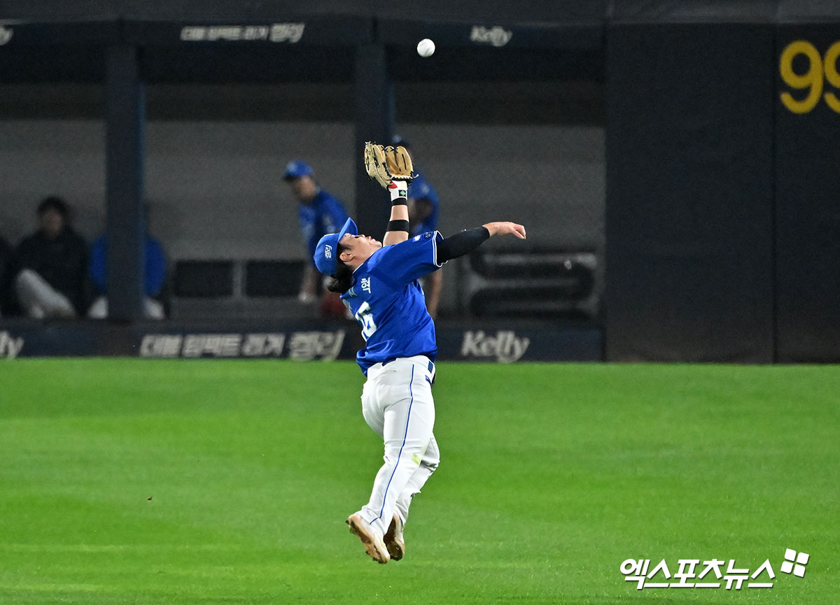 28일 오후 광주기아챔피언스필드에서 열린 '2024 신한 SOL Bank KBO 한국시리즈' 삼성 라이온즈와 KIA 타이거즈의 5차전 경기, 2회말 2사 2,3루 삼성 류지혁이 KIA 김선빈의 타구를 잡아내고 있다. 광주, 김한준 기자