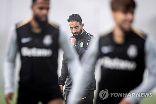 글로벌 스포츠 매체 디 애슬레틱이 29일(한국 시각) 감독직이 공석이 된 맨유가 새 감독 후보로 후벵 아모림 스포르팅 리스본 감독과 접촉해 계약을 원하고 있다고 보도했다. 에릭 텐 하흐 감독이 28일 경질된 뒤, 곧바로 새 감독 선임 작업에 착수했다. 연합뉴스