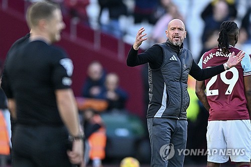 영국 매체 미러는 29일(한국시간) 맨유에서 물러난 텐 하흐 감독이 차 뒷자리에 몸을 숨긴 채 본국 네덜란드로 향했다고 보도했다. 텐 하흐 감독은 지난 28일 맨유 구단에서 해고됐다. 지난 2년간 맨유를 이끌면서 리그컵과 FA컵 우승을 한 차례씩 이끌었으나 이번 시즌 9경기 승점 11점으로 맨유가 14위까지 추락하면서 경질됐다. 연합뉴스