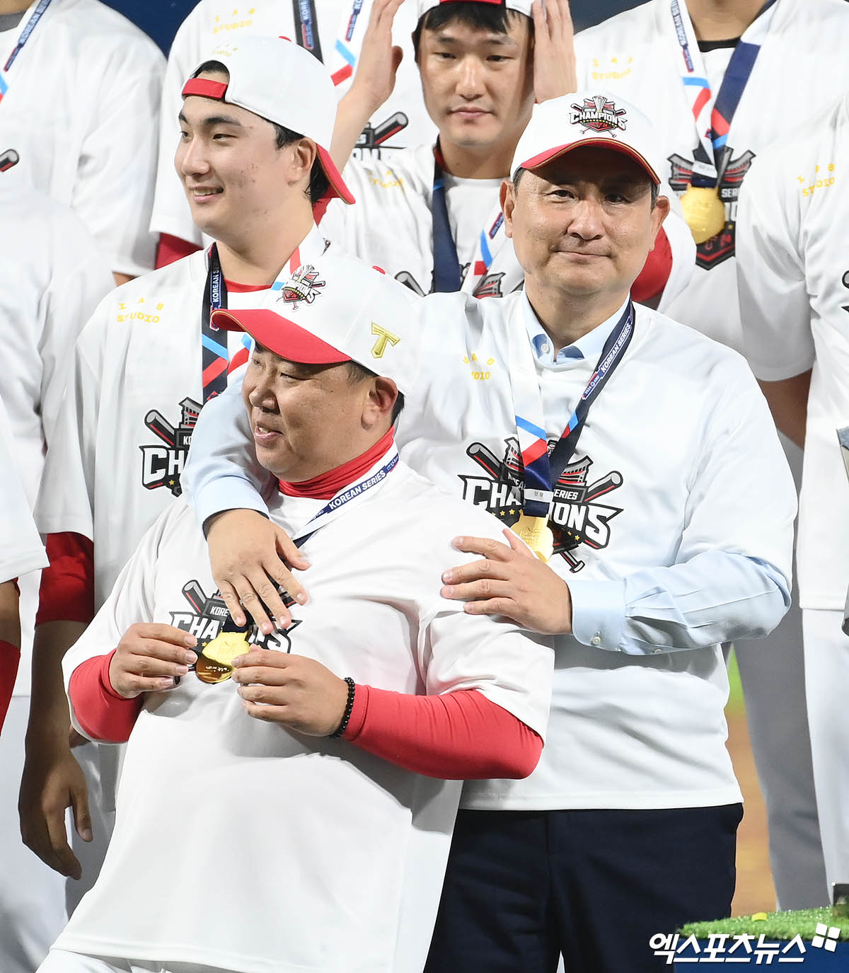 28일 오후 광주기아챔피언스필드에서 열린 '2024 신한 SOL Bank KBO 한국시리즈' 삼성 라이온즈와 KIA 타이거즈의 5차전 경기, KIA가 7:5의 스코어로 승리하며 7년 만에 통합 우승을 이뤄냈다.  경기 종료 후 KIA 이범호 감독과 심재학 단장이 포옹을 나누고 있다. 광주, 김한준 박지영 기자