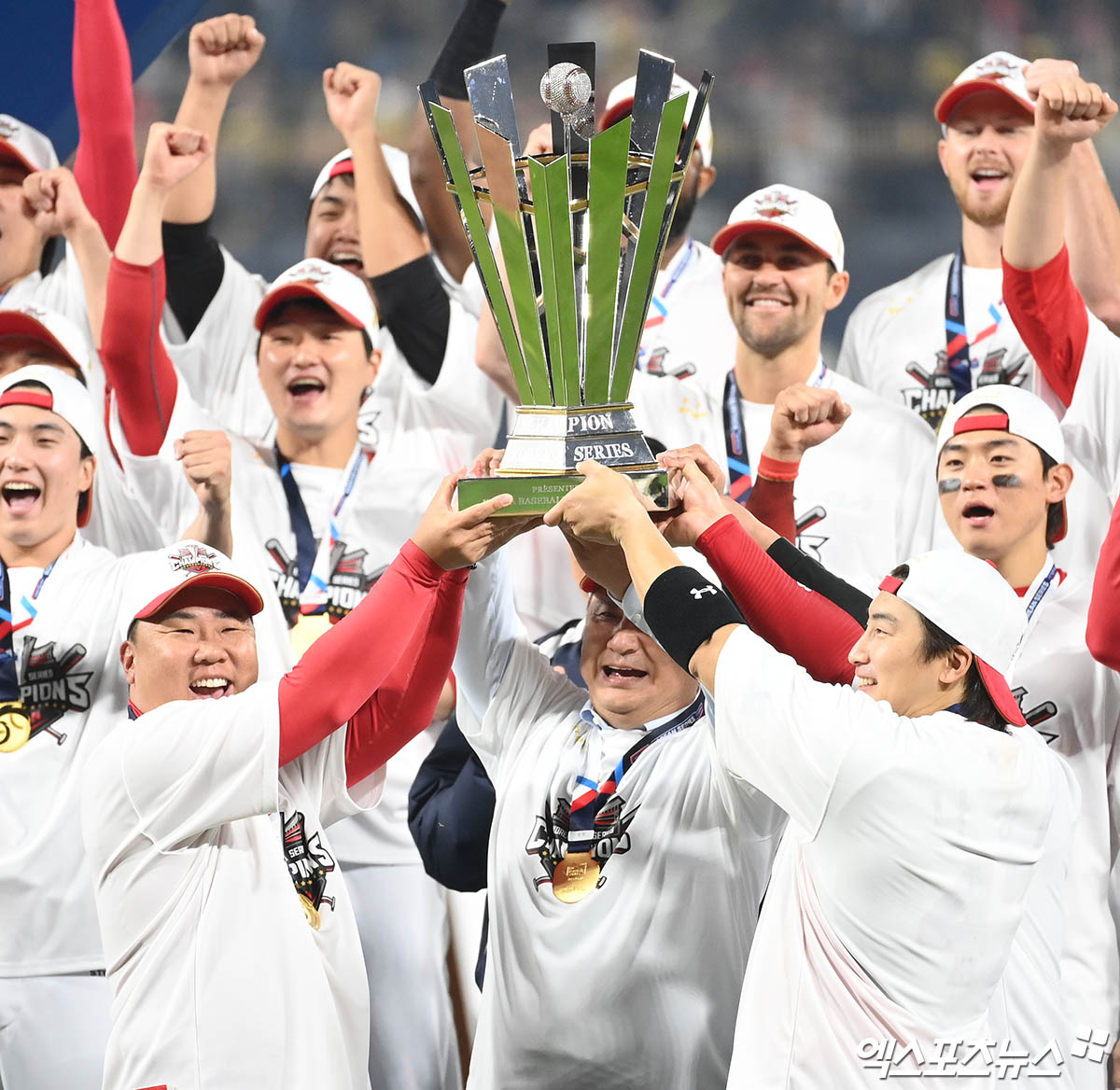 28일 오후 광주기아챔피언스필드에서 열린 '2024 신한 SOL Bank KBO 한국시리즈' 삼성 라이온즈와 KIA 타이거즈의 5차전 경기, KIA가 7:5의 스코어로 승리하며 7년 만에 통합 우승을 이뤄냈다.  경기 종료 후 KIA 이범호 감독과 심재학 단장, 나성범이 우승 트로피를 들어올리고 있다. 광주, 김한준 박지영 기자