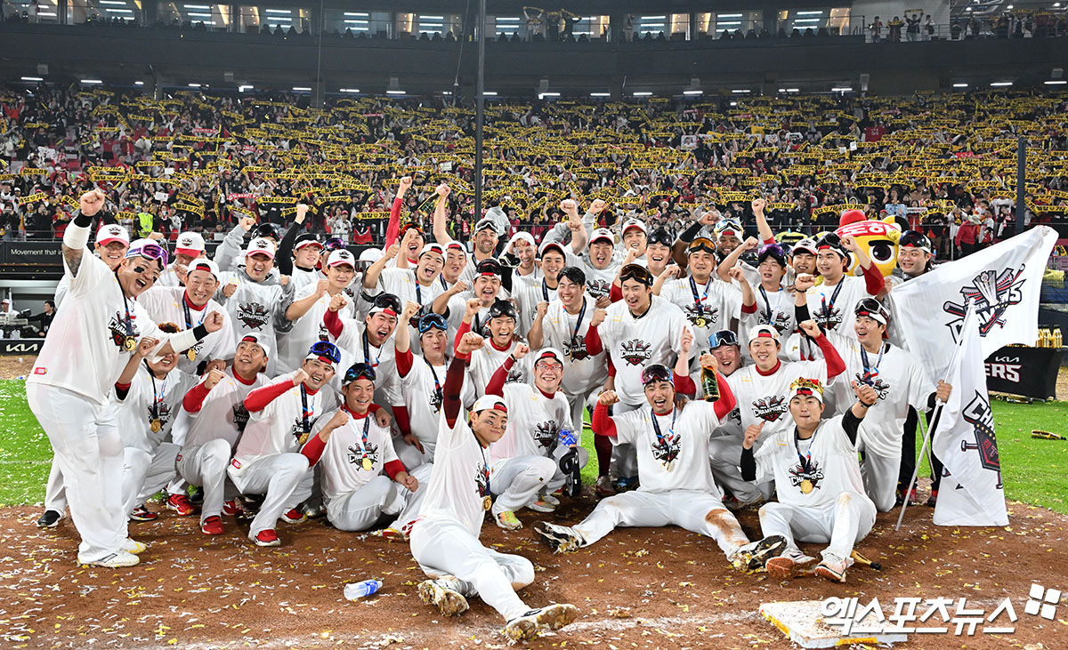 28일 오후 광주기아챔피언스필드에서 열린 '2024 신한 SOL Bank KBO 한국시리즈' 삼성 라이온즈와 KIA 타이거즈의 5차전 경기, KIA가 삼성에 7:5로 승리하며 7년 만에 통합 우승을 차지했다.  통합우승을 차지한 KIA 선수단이 기념촬영을 갖고 있다. 광주, 김한준 박지영 기자