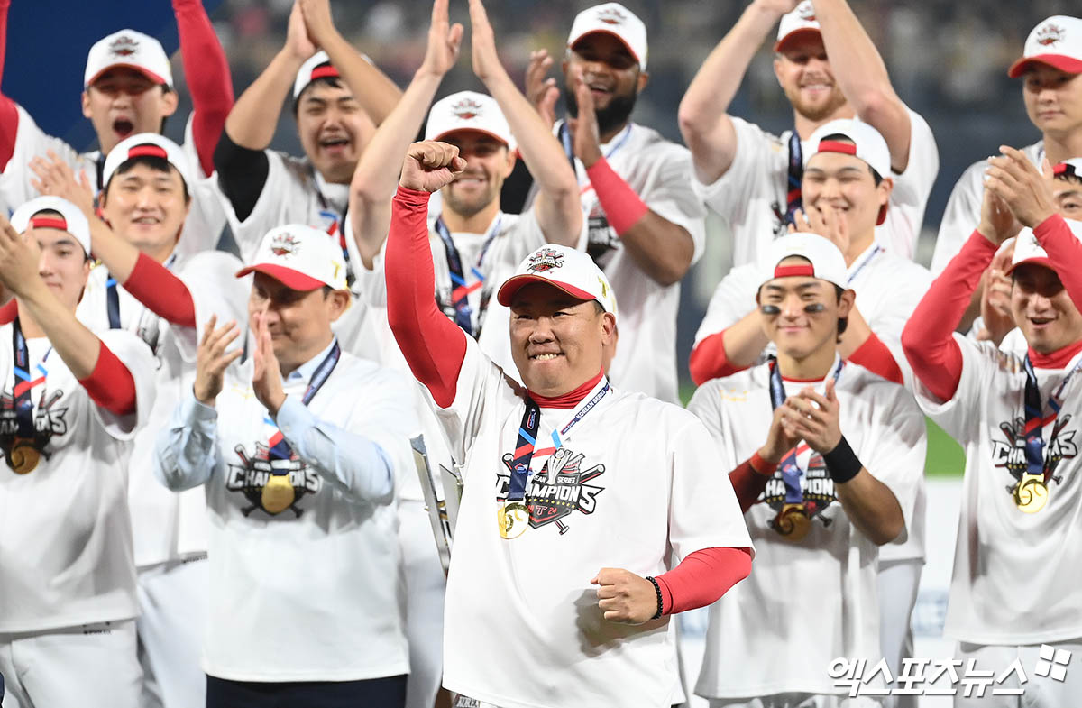 28일 오후 광주기아챔피언스필드에서 열린 '2024 신한 SOL Bank KBO 한국시리즈' 삼성 라이온즈와 KIA 타이거즈의 5차전 경기, KIA가 7:5의 스코어로 승리하며 7년 만에 통합 우승을 이뤄냈다.  경기 종료 후 KIA 이범호 감독이 감독상 수상에 기뻐하고 있다. 광주, 김한준 박지영 기자