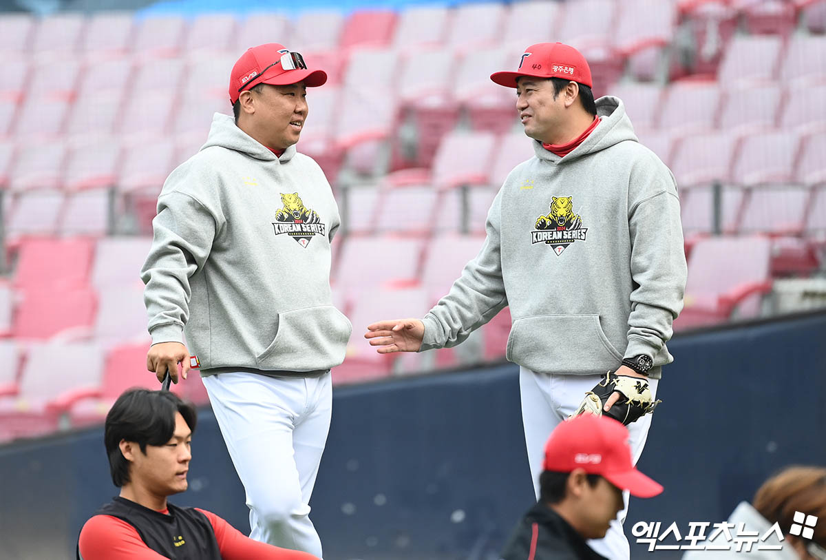 28일 오후 광주기아챔피언스필드에서 열리는 '2024 신한 SOL Bank KBO 한국시리즈' 삼성 라이온즈와 KIA 타이거즈의 5차전 경기에 앞서 KIA 이범호 감독과 손승락 수석코치가 이야기를 나누고 있다. 광주, 김한준 박지영 기자