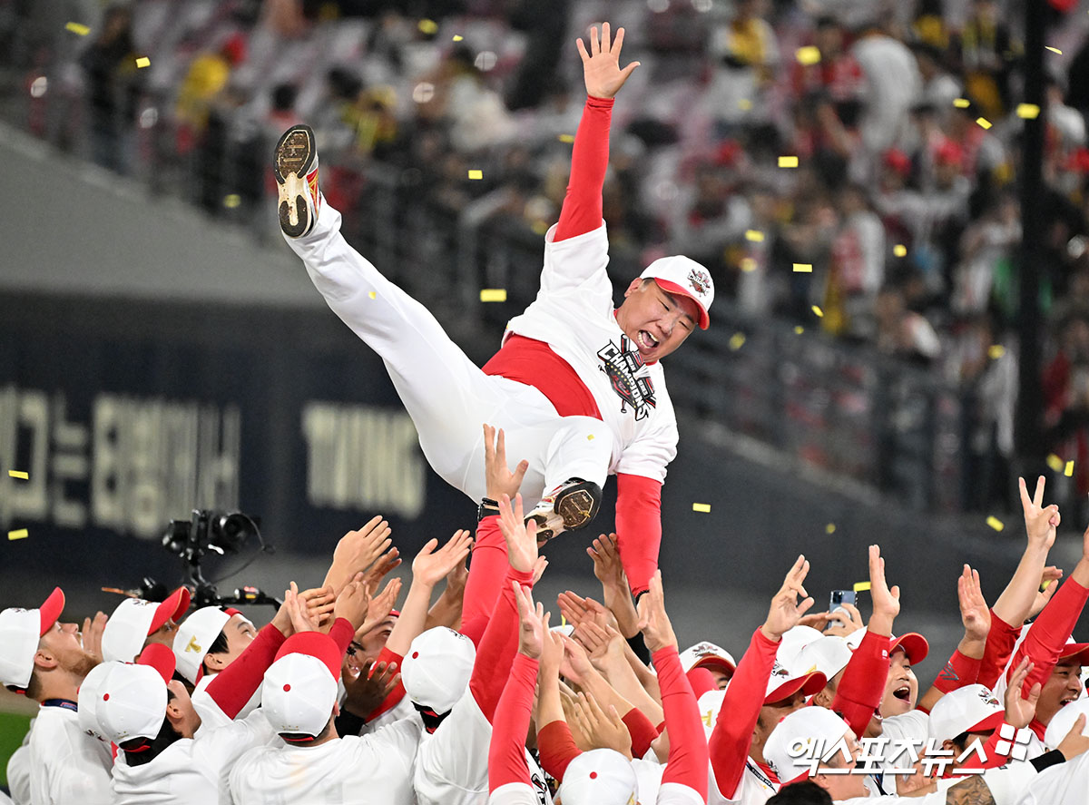 28일 오후 광주기아챔피언스필드에서 열린 '2024 신한 SOL Bank KBO 한국시리즈' 삼성 라이온즈와 KIA 타이거즈의 5차전 경기, KIA가 삼성에 7:5로 승리하며 7년 만에 통합 우승을 차지했다.  통합우승을 차지한 KIA 이범호 감독이 헹가래를 받고 있다. 광주, 김한준 박지영 기자