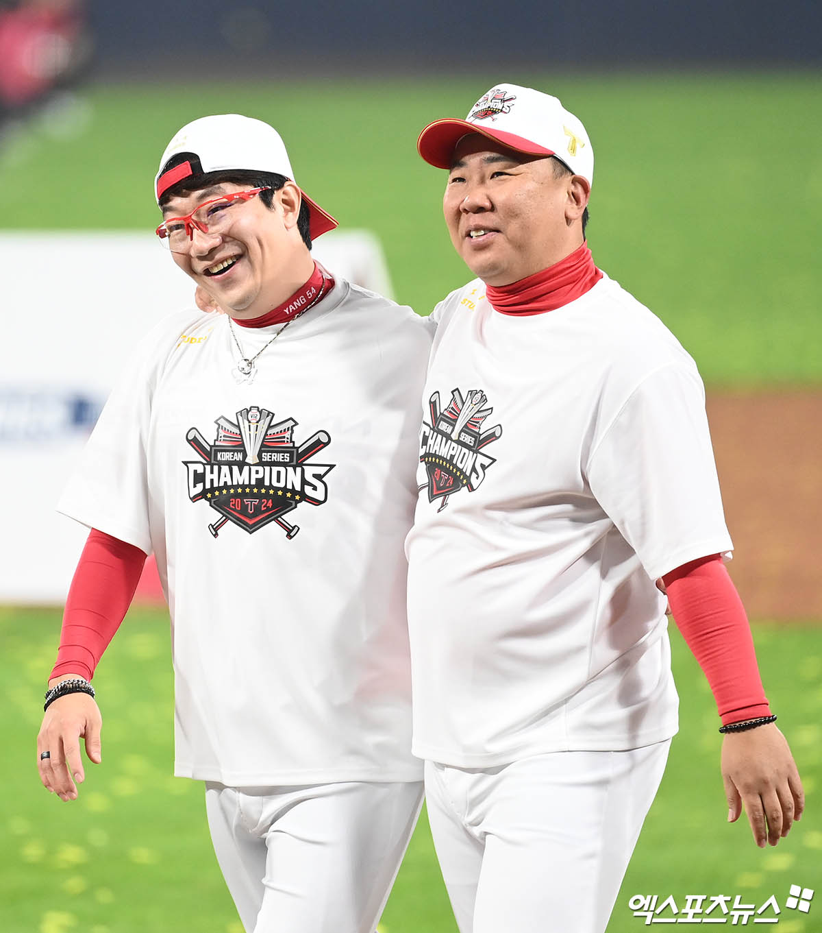 28일 오후 광주기아챔피언스필드에서 열린 '2024 신한 SOL Bank KBO 한국시리즈' 삼성 라이온즈와 KIA 타이거즈의 5차전 경기, KIA가 7:5의 스코어로 승리하며 7년 만에 통합 우승을 이뤄냈다.  경기 종료 후 KIA 양현종과 이범호 감독이 대화를 나누고 있다. 광주, 김한준 박지영 기자