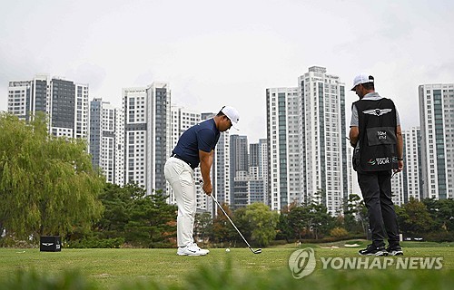 김주형이 지난 27일 인천 송도 잭 니클라우스 코리아 골프클럽에서 열린 제네시스 챔피언십 최종 라운드에서 티샷을 준비하고 있다. 김주형은 해당 대회서 연장 접전 끝 준우승에 머문 뒤 라커룸 문을 부순 것이 알려져 도마 위에 올랐다. AFP/연합뉴스