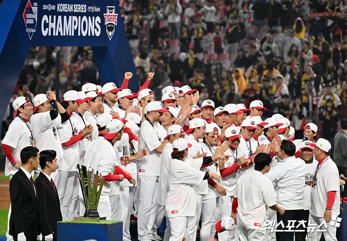 28일 오후 광주기아챔피언스필드에서 열린 '2024 신한 SOL Bank KBO 한국시리즈' 삼성 라이온즈와 KIA 타이거즈의 5차전 경기, KIA가 삼성에 7:5로 승리하며 7년 만에 통합 우승을 차지했다.  통합우승을 차지한 KIA 선수단이 기뻐하고 있다. 광주, 김한준 박지영 기자