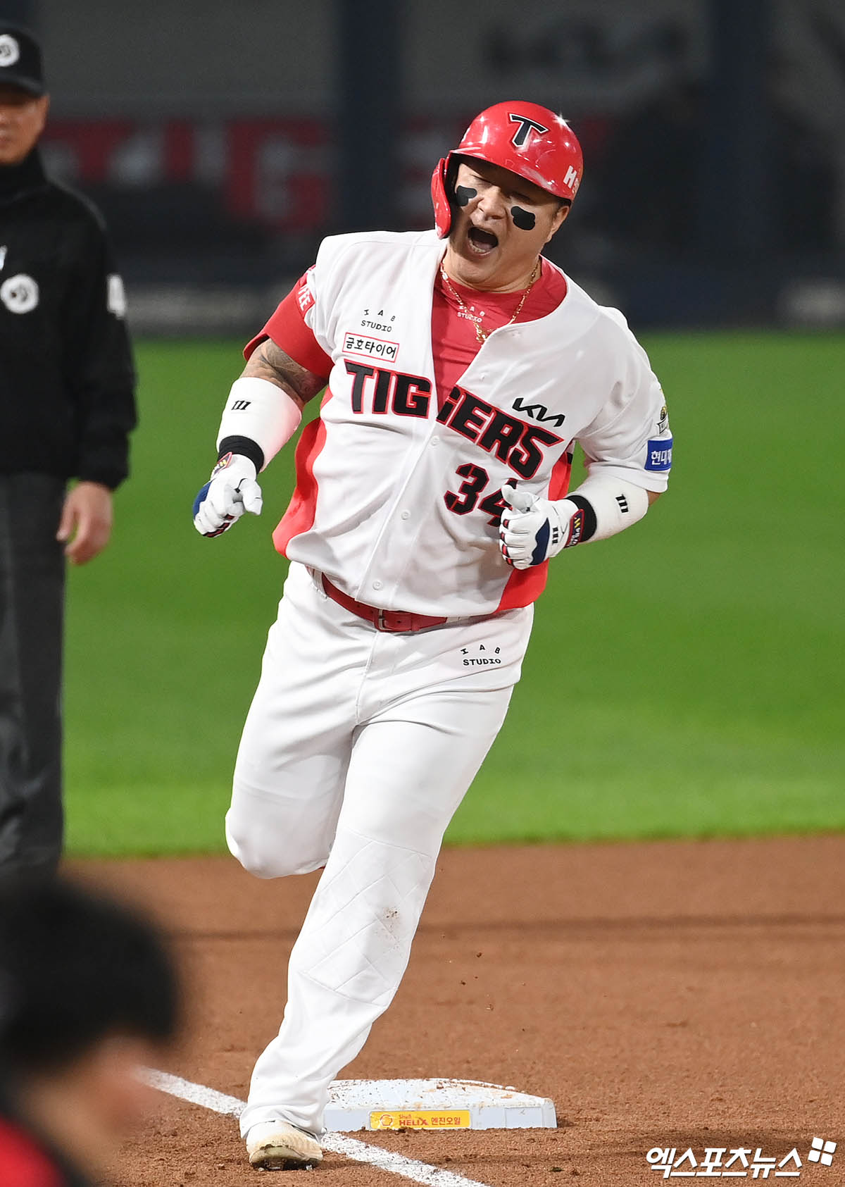 28일 오후 광주기아챔피언스필드에서 열린 '2024 신한 SOL Bank KBO 한국시리즈' 삼성 라이온즈와 KIA 타이거즈의 5차전 경기, 5회말 KIA 선두타자 최형우가 삼성 김태훈 상대로 솔로 홈런을 때려낸 뒤 베이스를 돌며 기뻐하고 있다. 광주, 김한준 박지영 기자