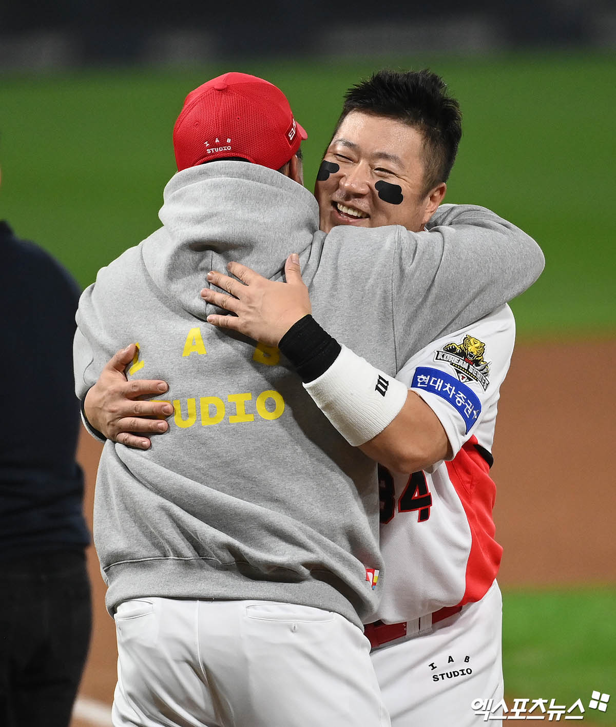 28일 오후 광주기아챔피언스필드에서 열린 '2024 신한 SOL Bank KBO 한국시리즈' 삼성 라이온즈와 KIA 타이거즈의 5차전 경기, KIA가 7:5의 스코어로 승리하며 7년 만에 통합 우승을 이뤄냈다.  경기 종료 후 KIA 이범호 감독과 최형우가 포옹을 나누고 있다. 광주, 김한준 박지영 기자