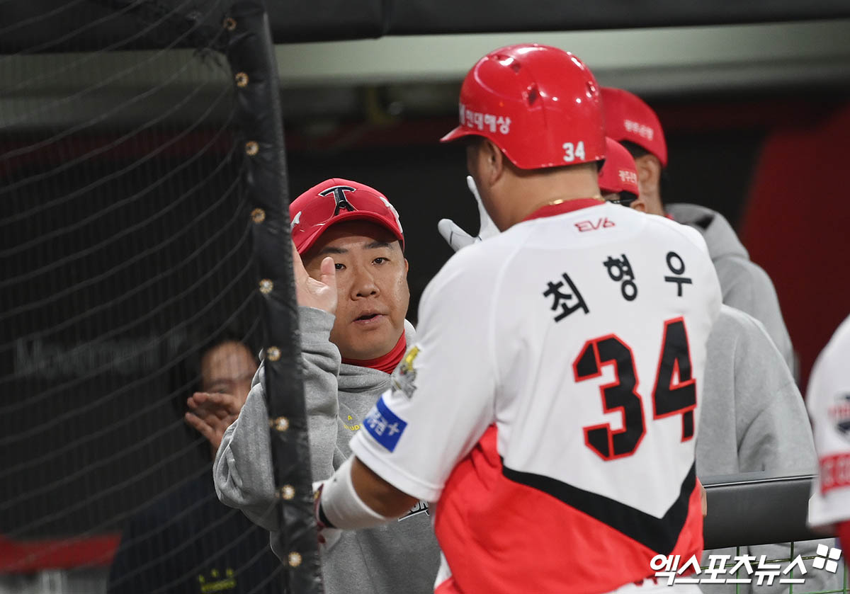 28일 오후 광주기아챔피언스필드에서 열린 '2024 신한 SOL Bank KBO 한국시리즈' 삼성 라이온즈와 KIA 타이거즈의 5차전 경기, 5회말 KIA 선두타자 최형우가 삼성 김태훈 상대로 솔로 홈런을 때려낸 뒤 더그아웃에서 이범호 감독과 하이파이브를 나누고 있다. 광주, 김한준 박지영 기자