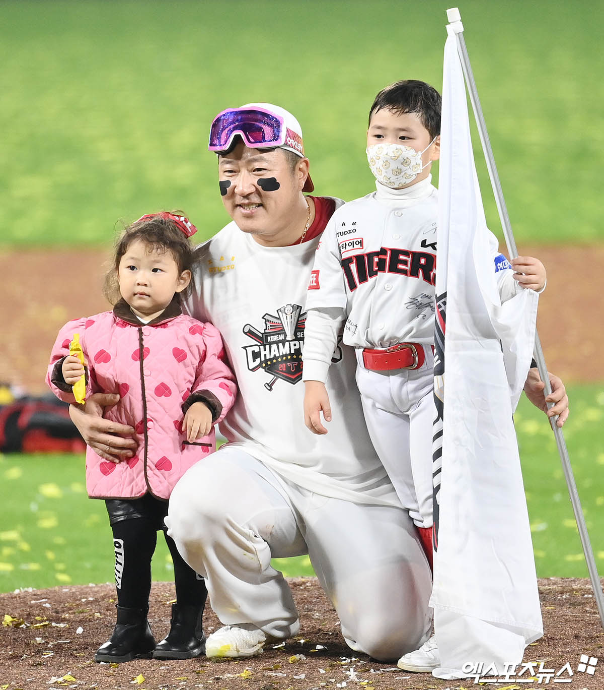 28일 오후 광주기아챔피언스필드에서 열린 '2024 신한 SOL Bank KBO 한국시리즈' 삼성 라이온즈와 KIA 타이거즈의 5차전 경기, KIA가 7:5의 스코어로 승리하며 7년 만에 통합 우승을 이뤄냈다.  경기 종료 후 KIA 최형우가 자녀들과 기념 촬영을 하고 있다. 광주, 김한준 박지영 기자