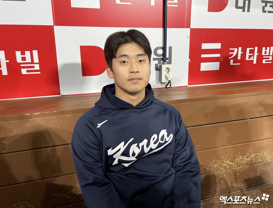 KT 위즈 마무리투수 박영현이 29일 서울 고척스카이돔에서 열린 2024 WBSC 프리미어12 대표팀 훈련을 마친 뒤 인터뷰를 소화하고 기념촬영 중이다. 고척, 최원영 기자