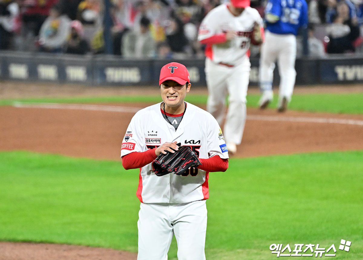 28일 오후 광주기아챔피언스필드에서 열린 '2024 신한 SOL Bank KBO 한국시리즈' 삼성 라이온즈와 KIA 타이거즈의 5차전 경기, 5회초 수비를 마친 KIA 김도현이 박수를 치고 있다. 엑스포츠뉴스 DB