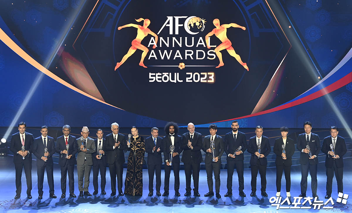 29일 서울 동대문구 경희대 평화의 전당에서 열린 'AFC 어워즈 2023'에서 수상자들이 전부 모여 기념촬영하고 있다. 정몽규 대한축구협회 회장은 이날 행사에서 앞서 열린 인터뷰에서 국제축구연맹(FIFA) 잔니 인판티노 회장 등 국제축구계 인사들이 대한축구협회의 홍명보 감독 선임과 관련, '문제가 없디'는 의견을 나타냈다고 강조했다. 경희대, 박지영 기자