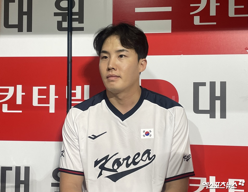 LG 트윈스 선발투수 임찬규가 30일 서울 고척스카이돔에서 열린 2024 WBSC 프리미어12 대표팀 훈련에 처음으로 합류해 운동을 마친 뒤 인터뷰에 임하고 있다. 임찬규는 오른쪽 어깨 부상으로 낙마한 삼성 라이온즈 선발투수 원태인의 대체 선수로 발탁됐다. 고척, 최원영 기자