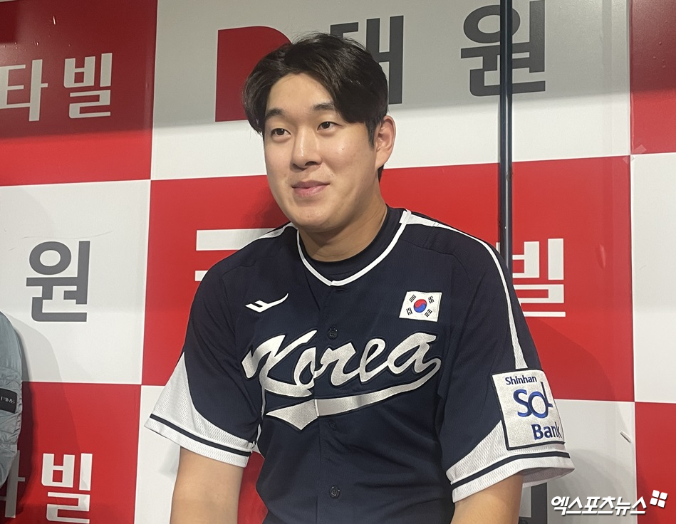 롯데 자이언츠 내야수 나승엽이 30일 서울 고척스카이돔에서 2024 WBSC 프리미어12 대표팀 훈련을 마친 뒤 인터뷰에 임하고 있다. 고척, 최원영 기자