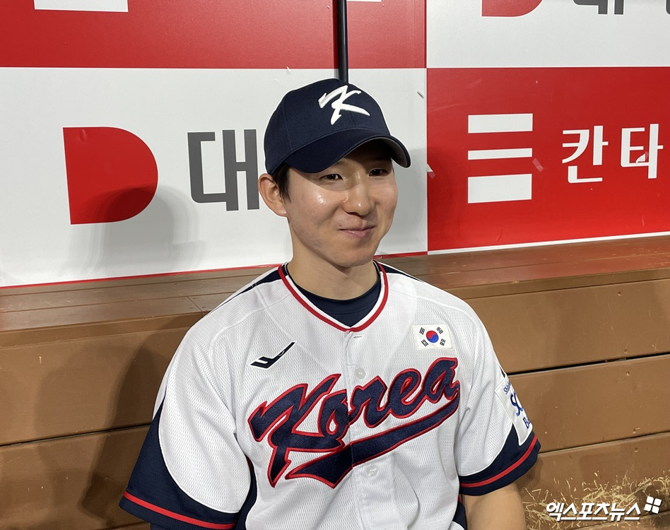 SSG 랜더스 내야수 박성한이 서울 고척스카이돔에서 열린 2024 WBSC 프리미어12 대표팀 훈련을 마친 뒤 인터뷰에 임하고 있다. 최원영 기자