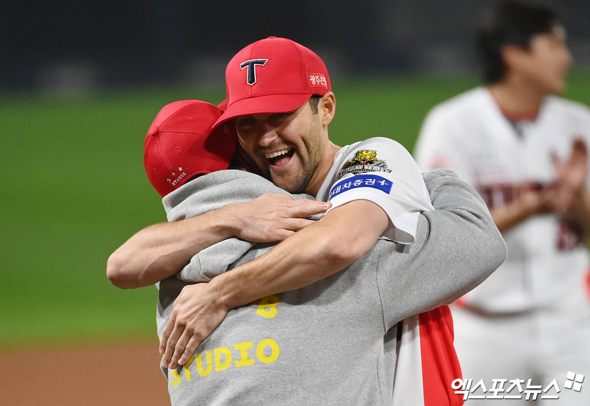 28일 오후 광주기아챔피언스필드에서 열린 '2024 신한 SOL Bank KBO 한국시리즈' 삼성 라이온즈와 KIA 타이거즈의 5차전 경기, KIA가 7:5의 스코어로 승리하며 7년 만에 통합 우승을 이뤄냈다.  경기 종료 후 KIA 이범호 감독과 네일이 포옹을 나누고 있다. 엑스포츠뉴스 DB