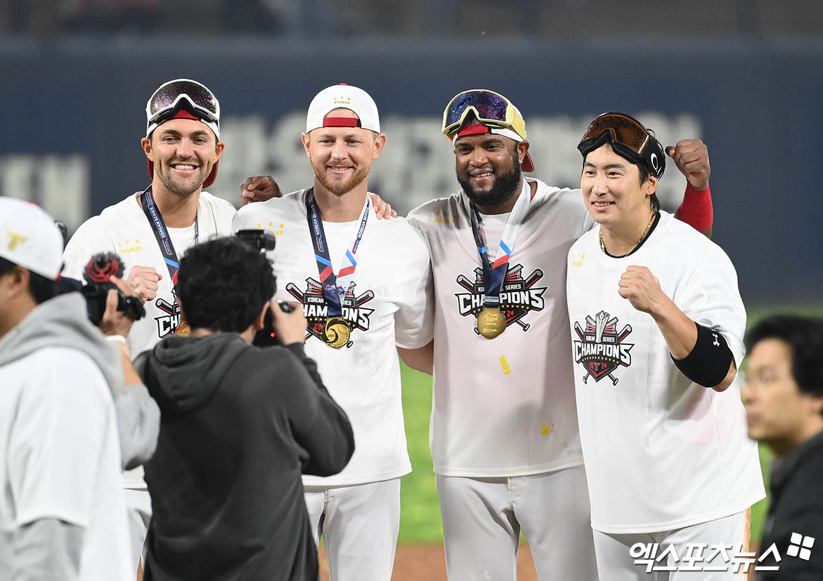 28일 오후 광주기아챔피언스필드에서 열린 '2024 신한 SOL Bank KBO 한국시리즈' 삼성 라이온즈와 KIA 타이거즈의 5차전 경기, KIA가 7:5의 스코어로 승리하며 7년 만에 통합 우승을 이뤄냈다.  경기 종료 후 KIA 네일, 라우어, 소크라테스, 나성범이 기념 촬영을 하고 있다. 엑스포츠뉴스 DB