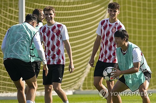 김민수가 31일(한국시간) 스페인 알멘드랄레호에 있는 에스타디오 프란시스코 데 라 에라에서 열린 CD엑스트레마두라(5부)와의 2024-2025시즌 코파 델 레이 1라운드 원정 경기에 선발 출전했다.   지로나에서 성장 중인 김민수는 지난 레알 소시에다드와의 라리가 홈 경기에서 교체 출전해 데뷔전을 치른 데 이어, 이날 경기에 선발 출전하며 선발 데뷔전도 가졌다. 연합뉴스